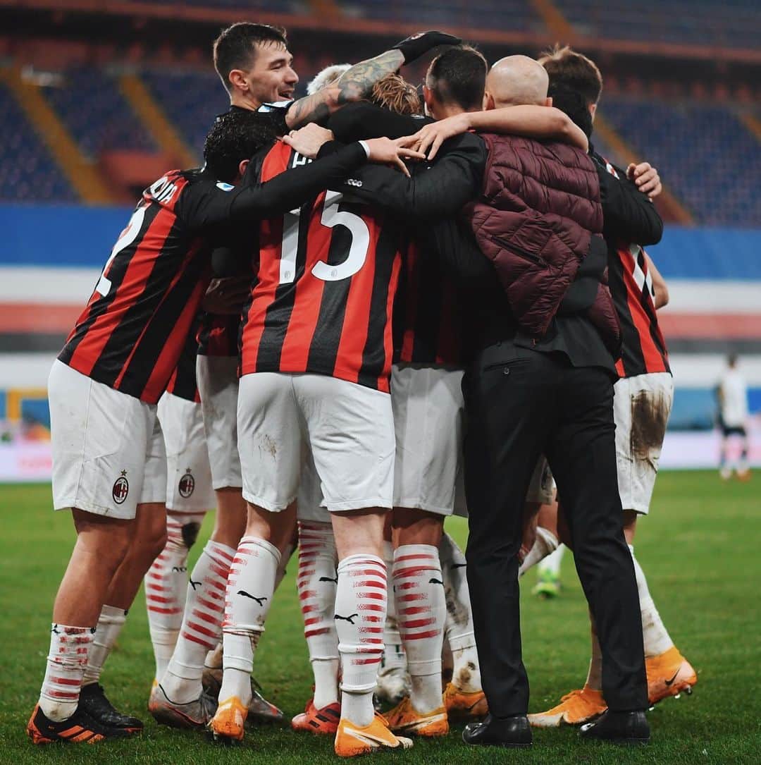 のインスタグラム：「Grande gruppo, una famiglia!  Non fermiamoci ❤️🖤」