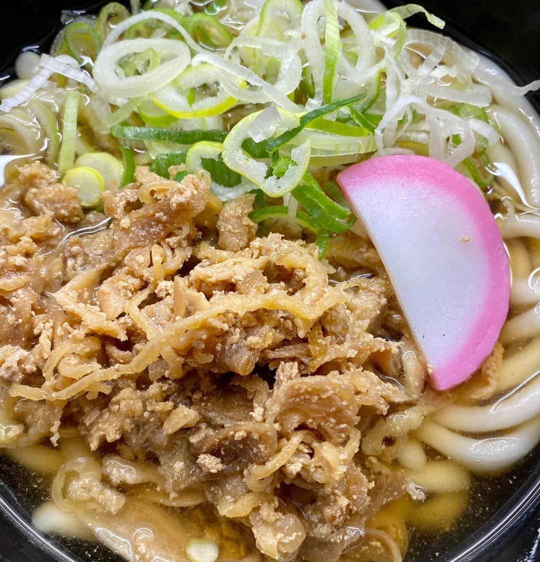 江口寿史のインスタグラム：「帰る日の朝。小倉駅７、８番ホームの駅うどんでかしわうどん390円。入場券150円使っても、これは完全に旨いものだ。」