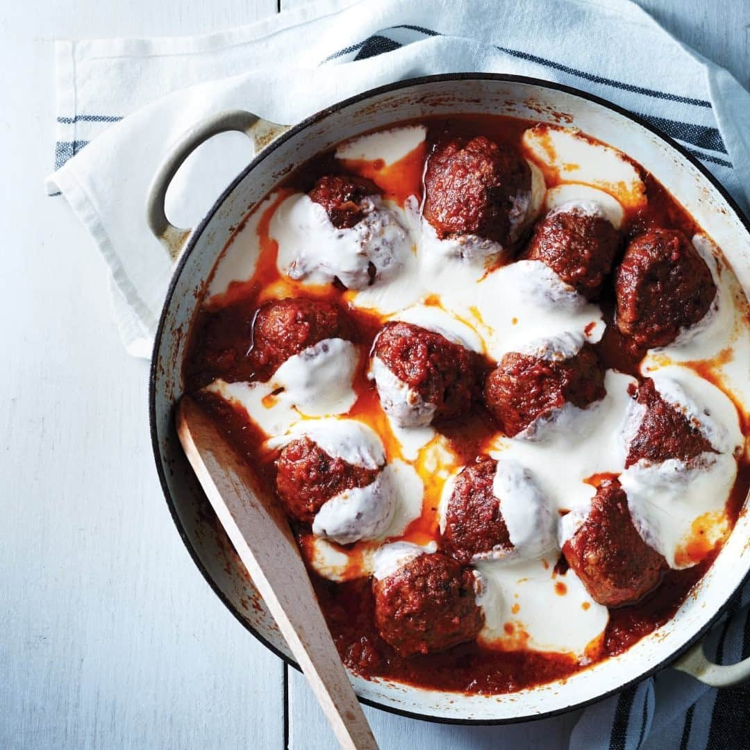 マーサ・スチュワートさんのインスタグラム写真 - (マーサ・スチュワートInstagram)「Turn a basic meatball recipe (ours are made with ground beef and ground pork!) into a casserole topped with melted mozzarella cheese. Instead of serving them with spaghetti, we love digging into this entrée with crusty bread. Grab the full recipe at the link in bio! 📷: @awilliamsphoto」12月7日 8時00分 - marthastewart