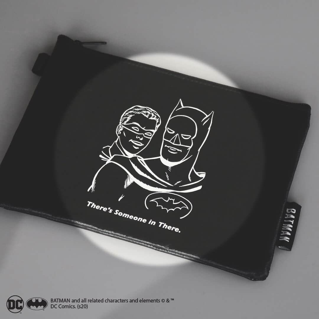 YOOYのインスタグラム：「. . ❗️New Release❗️ . マスクも入る、シンプルなフラットポーチ👀✨ 内ポケット付きです⭐️ バッグの中を整理するのに便利な ベーシックポーチ✨👏🏻 . BATMAN / COLORLESS POUCH ¥1,980 . . . . . #yooy #ヨーイ #iphone #ケース #携帯ケース #携帯カバー #スマホケース #オシャレ女子 #オシャレコーデ #バットマン #dcコミックス #ポーチ」