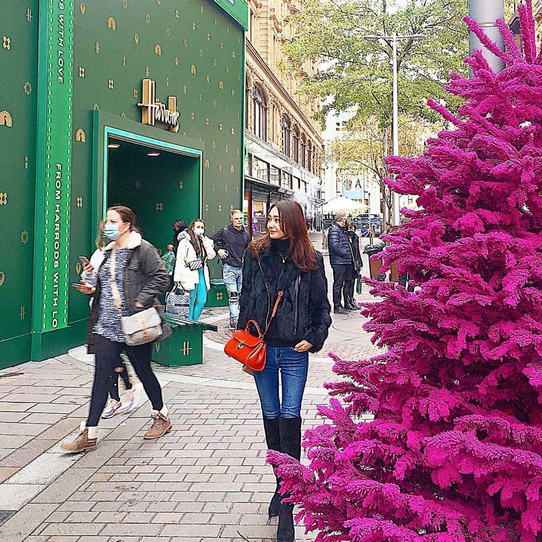 渡辺枝里子さんのインスタグラム写真 - (渡辺枝里子Instagram)「【Sale Season到来⛄️🇬🇧✨】  ロックダウンがあけてデパートも再開。  そしてセールシーズンも到来✨  去年はセールに出遅れたので、 今年は早めにHarrodsに😁 ここもクリスマスの雰囲気満載。  実際の商品を自分の目で見て、 手触りを確かめて選べることに喜びを感じました✨  今日はデパート前にLouis Vuittonのコーヒーキッチンカーが😌☕️🚚  A lot of shops in London have reopened after relaxing the lockdown and many shops are having a sale now😊 * * * * * #london #uk #harrods #christmas #illumination  #louisvuitton #kitchencar #coffee #shopping #sale  #londonlife #londondiaries  #イギリス　#ロンドン　#ハロッズ　#デパート　#クリスマス　#イルミネーション　#ルイヴィトン  #キッチンカー #コーヒー #ロンドン日記　#海外　#海外生活　#渡辺枝里子」12月7日 8時02分 - eriko_watanabe_21
