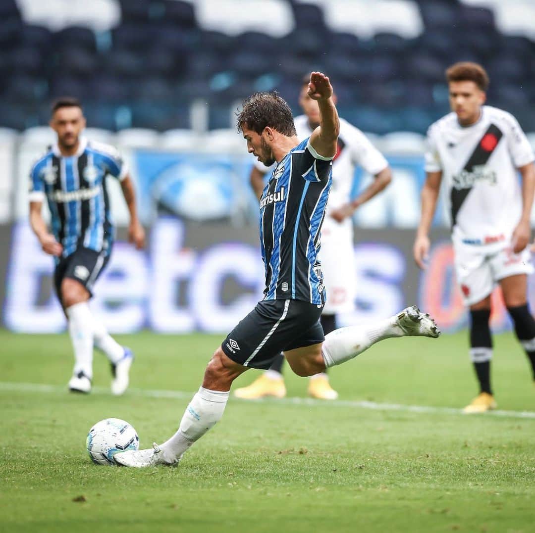 ルーカス・シウヴァ・ボルジェスのインスタグラム：「Feliz pela vitória e ainda mais pelo primeiro gol com a camisa tricolor! 🇧🇼🙌🏼⚽️ #DeusNoComando 🙏🏼」