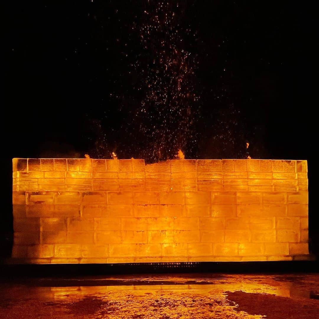 林信行さんのインスタグラム写真 - (林信行Instagram)「自粛ムードが漂い派手なイベントが少ないまま過ぎ去ろうとしていた2020年。 その最後に、儚さ故に一生記憶に刻まれる最高の作品を見た。 名付けて「氷と炎の建築」。作ったのは石上純也。来年から本格スタートするHokuto Art Programでのことだ。 燃え続ける巨大な氷の前でCharaさんが、音を拾って音楽を奏で、高村月さんが舞った。  Hokuto Art Program vol. 0 etched there was a beautiful moment even in the year 2020 into my mind. The “architecture of ice and fire flame “ by Junya Ishigami; although it stood there only for a few hours, it would be in my mind for as long as it it lasts.  バチバチと燃え盛る炎の中。時折り一際大きな音を建てて真ん中から崩れ落ちる建築。実はこれは偶然ではなく、ちゃんと何度も検証を重ね、空気の通る穴の大きさを調整し崩壊をデザインした結果と聞き、石上純也の凄さを再認識した。  今年、いや、ここ数年でも、もっとも衝撃的な体験。 着火からすべてが朽ち果てるまでじっと見守っていたかった…  Hokuto Art Programは、ギュスターブ・エッフェルや安藤忠雄、谷口吉郎・吉生親子、藤森照信、杉本博司+新素材研究所らの建築に、ジョルジュ・ルオー、東山魁夷や梅原龍三郎、岸田劉生、バーナード・リーチ、中川一政、また白樺派、梅原龍三郎、そして杉本博司らの作品が並ぶ清春芸術村を中心会場にしたアートイベント。 今回はその準備イベントにアート界隈の限られた人々が招待された。  他の会場として、山林に突如現れる異形の北川原温建築、中村キース・ヘリング美術館(製薬会社にいた中村和夫が集めたキース・ヘリング作品300点が展示されている)、水に反射する能楽堂に東京ドーム2つ分の広さを持つ身曾岐神社(みそぎじんじや)らも参画。ちなみに身曾岐神社能楽堂に描かれた「老松」は文化勲章受章者の故守屋多々志(ただし)画伯が描いた、空から降りてきた根のない老松だそうだ。  今回はこれら3会場を感染症対策を施した2台のチャーターバスで巡る形での開催になった。  普段は白樺派の展示がメインの清春白樺美術館には脇田玲のデジタル作品が並び、安藤忠雄が「自然光だけの美術館を作りたい」と作った「光の美術館」は、建物そのものが真鍋大度（ライゾマティクスリサーチ）による”Critical line”という音と光の作品になっていた。時折、発せられる強い音と光は、ソフトウェアや人間のオペレーションでは作り出せないものを目指し、分散培養細胞の神経活動データを元にしたという。  いぜれも、いつまでも見ていたくなる作品。しかし、イベントは一晩限り。 でも、いつでもいくらでもみられる作品が溢れた現代。一夜で消える儚い作品の方が、鮮烈な閃光を記憶に刻むと学んだ。  #HokutoArtProgram #清春芸術村 #中村キースヘリング美術館 #身曾岐神社 #北杜市 #吉井仁実 #石上純也 #真鍋大度 #脇田玲 #キースヘリング #Chara #高村月 @junya.ishigami_associates @akira.wakita @daitomanabe @tuki_takamura_ @kiyoharu.art.colony @nakamurakeithharingcollection @misogi.shrine」12月7日 8時14分 - nobihaya