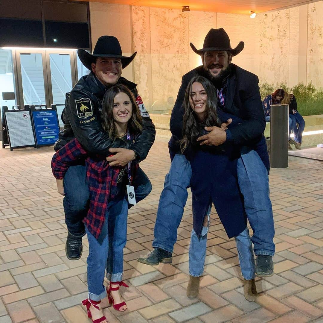 ペイジ・ローレンスのインスタグラム：「First annual Champion/Branquinho piggy-back race was a huge success. 😜🥳 #NFR2020 (I swear that Luke’s legs aren’t touching the ground!!)」