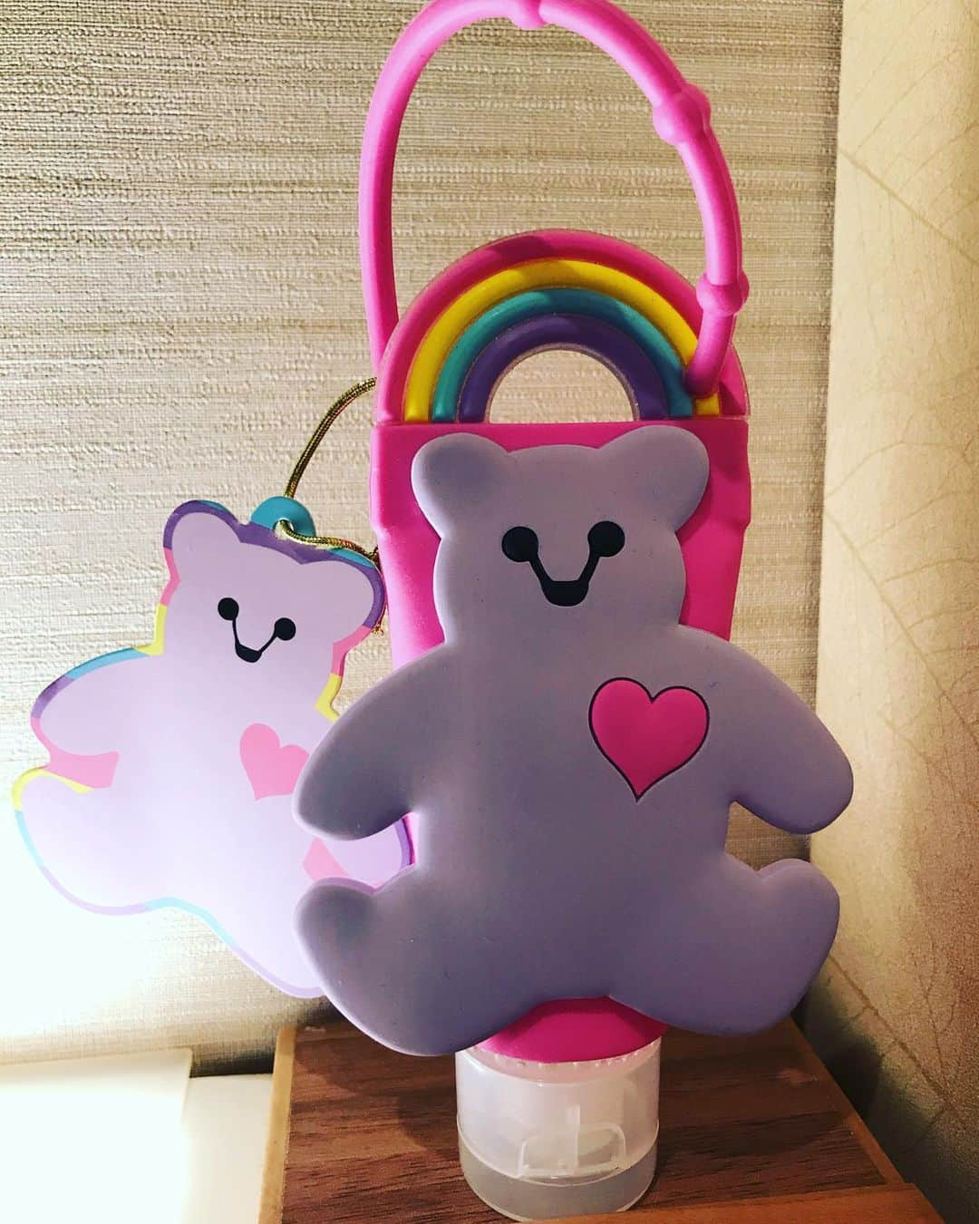 尾木直樹さんのインスタグラム写真 - (尾木直樹Instagram)「可愛い💕クマさん🐻‍❄️携帯用消毒ジェルです♪コロナも近づかないよ - #可愛い💕 #クマさん🐻 #虹🌈 #携帯用 #ハンドジェル #コロナ対策 #コロナに負けるな #尾木ママ」12月7日 8時22分 - oginaoki_ogimama