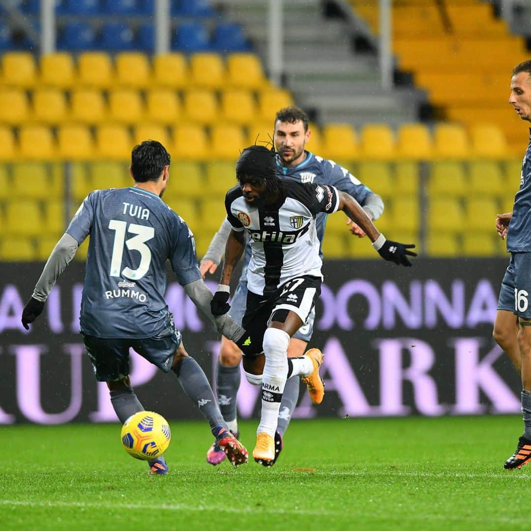 ジェルヴィーニョのインスタグラム：「About game day  Parma vs Benevento  _______________________________________  @parmacalcio1913 💛💙 @andreacantini.photos 📸 ________________________________________ #parma  #benevento  #italia  #seriea  #calcio  #forzaparma  #team225  #gameday  #football」
