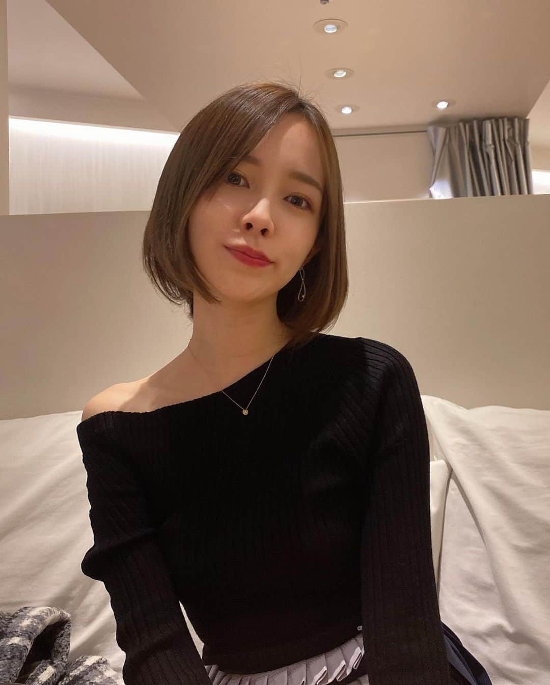 黒澤詩音のインスタグラム：「おはようございます⭐️ 前髪切りたい病がまた発動してますが、耐えてます。  #youtv とっておき@神奈川区が、12/1から1日3回、毎日放送中です⭐️  昨日は嬉しいジェフの勝利✊🔥に、 #チャンピオンズC での、チュウワウィザードの戸崎騎手の見事なリード！ 素敵な週末となりました⭐️  写真は昨日🤳です。 2日連続牡蠣食べました🦪 牡蠣好きですが、この仕事はじめてから生は食べてないんだ〜。  いつかたべる！  #ginza #dayoff #アナウンサー」