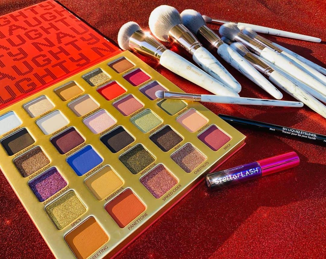 BH Cosmeticsさんのインスタグラム写真 - (BH CosmeticsInstagram)「Rosa-approved products that bring the heat 🔥 Lemme find out about this SPICE bundle:  Includes: 💅🏽Naughty - 30 Color Shadow Palette 💅🏽Marble Luxe - 10 Piece Brush Set 💅🏽BH Liquid Eyeliner 💅🏽Stellar Lash Mini Mascara  All for just $58.80 ($84 value)‼️  #RosasHolidayFaves #bhcosmetics #linkinbio   📸: @adamrayokay」12月7日 8時25分 - bhcosmetics