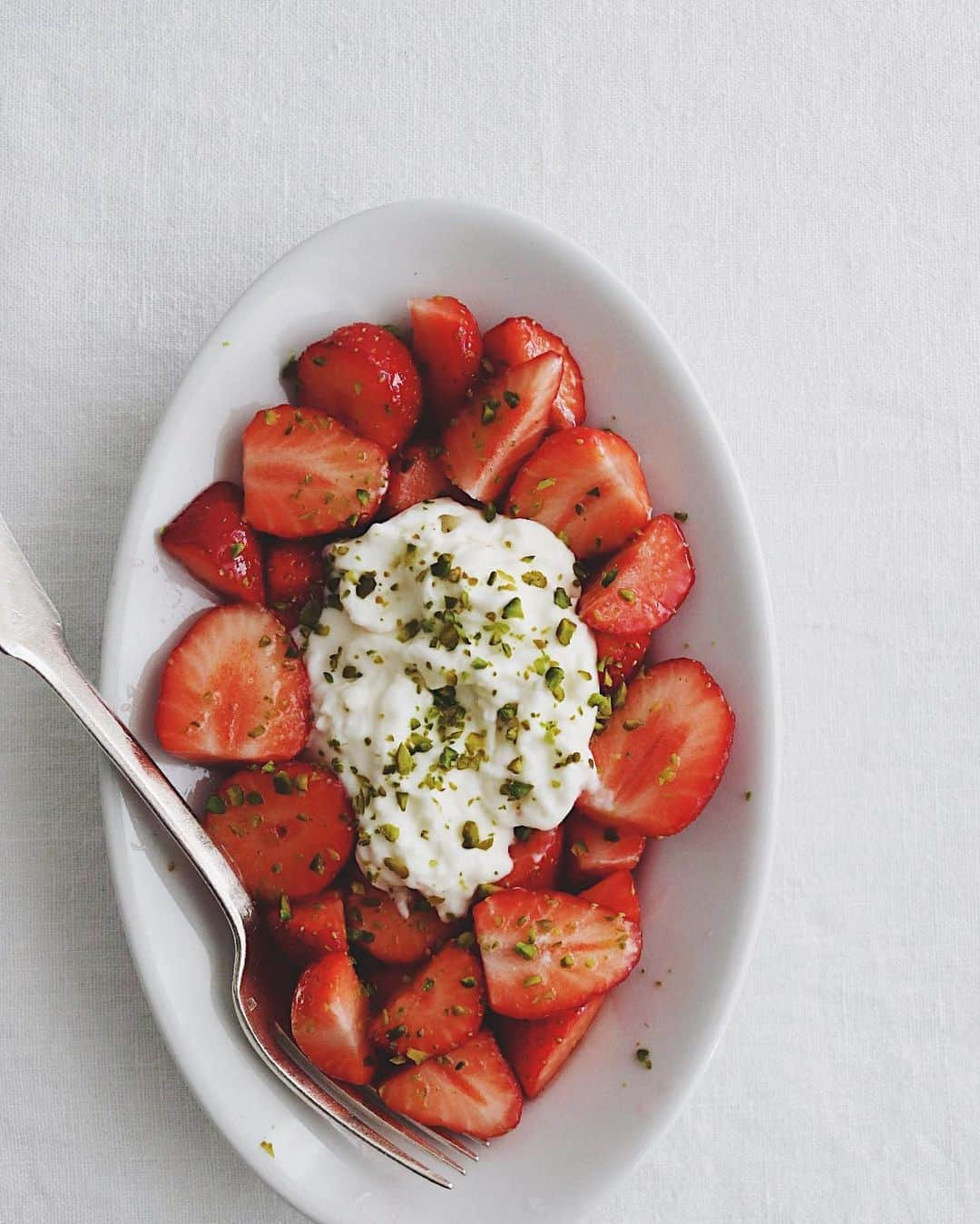 樋口正樹さんのインスタグラム写真 - (樋口正樹Instagram)「burrata & strawberry . 今朝はイチゴを合わせた ブッラータのサラダです。 ざっくり切ったイチゴを ハチミツとレモンで和え、 ブッラータとお皿に盛り、 砕いたピスタチオぱらり。 . クリスマスにおすすめな ブッラータはこちらです。 👉  @distefano_jp . . #いちご #いちごブッラータ #いちごブラータ #ブラータ #いちごのサラダ #ディステファノ社 #ステファノ社 #ストラッチャテッラ #チーズ #チーズ料理 #stracciatella #stracciatelladiburrata #burrataporn #cheeselover #burrata #burratagram #burratacheese #distefanocheese #burrataporn #burratasalad #strawberrysalad」12月7日 8時26分 - higuccini