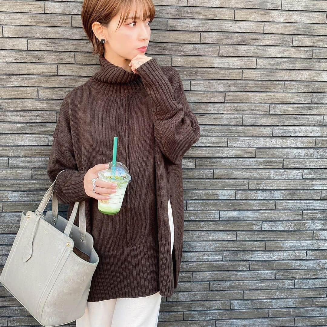 のインスタグラム：「． 外で抹茶フラペチーノは寒い🍵 ． ちょっと丈長めのニットは 横にスリット入ってると野暮ったくなくて◎ ． @ciena_official  @stylebar_online  #ciena #シエナ #stylebar #ootd #code #ニットコーデ」