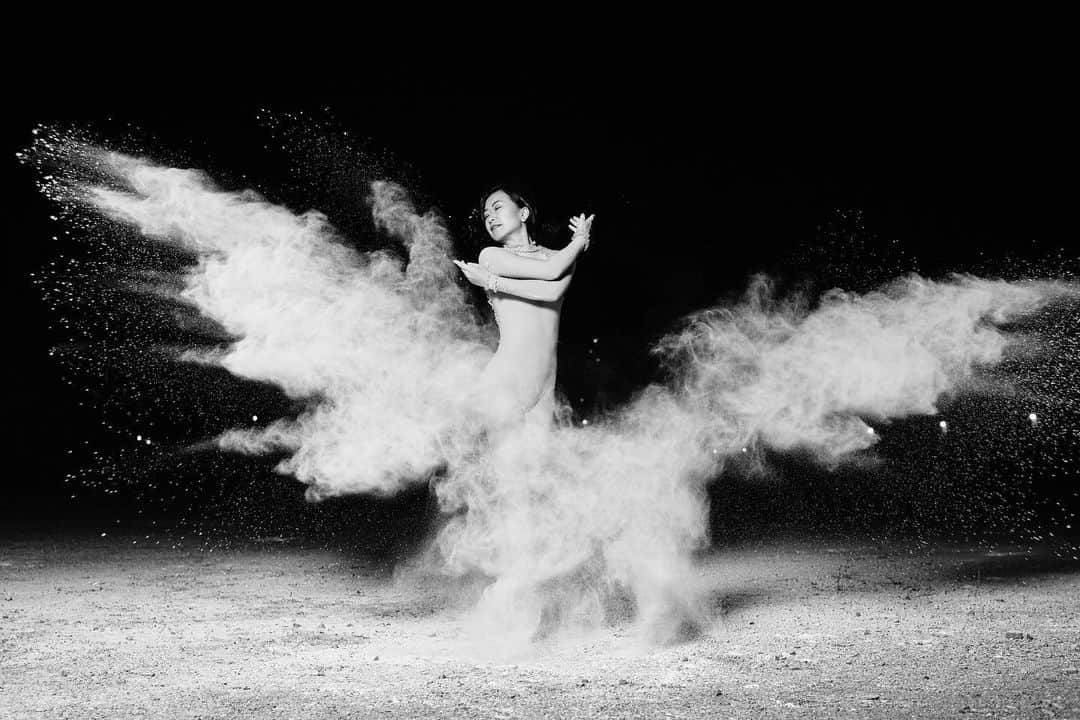 石井杏奈さんのインスタグラム写真 - (石井杏奈Instagram)「I would arrive to the moon like this🤪👼🌕✨ . . . Photo by @melika.dez 📸✨ #montreal#mtl#blackandwhite#flour#dancer#ballet#point#小麦粉#バレエ#コラボ#笑#モントリオール#撮影#白黒#winter#november#moon」12月7日 8時29分 - annaishii
