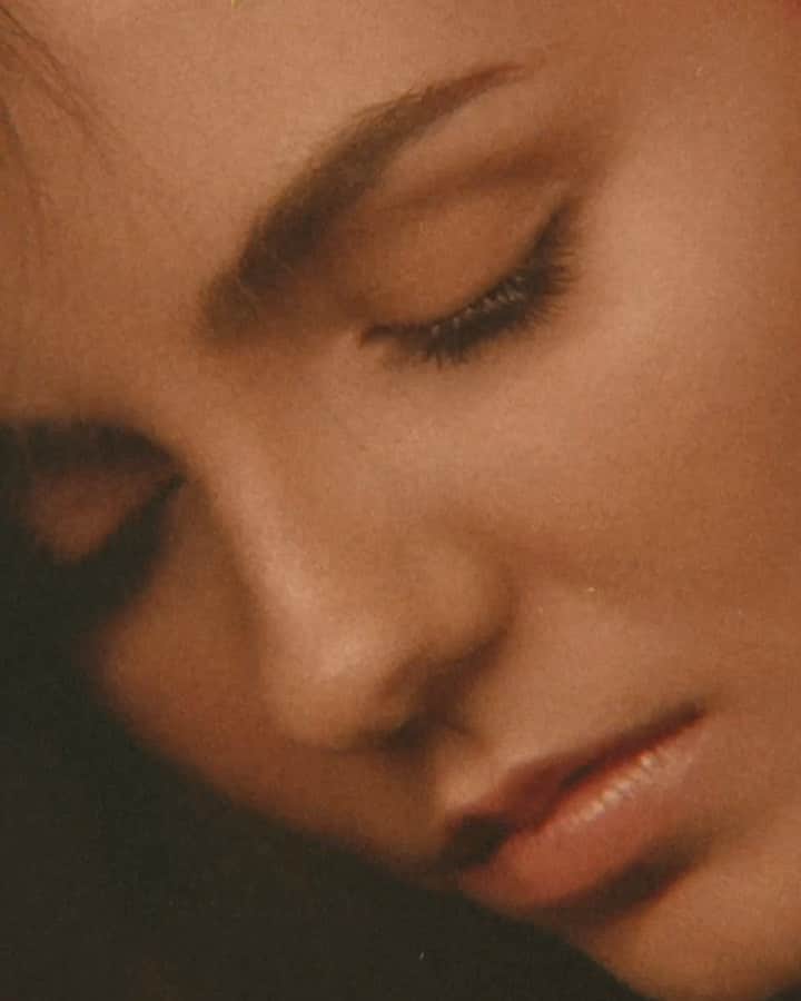 ヴィクトリア・ジャスティスのインスタグラム：「If only you could hear what goes on in my mind...」