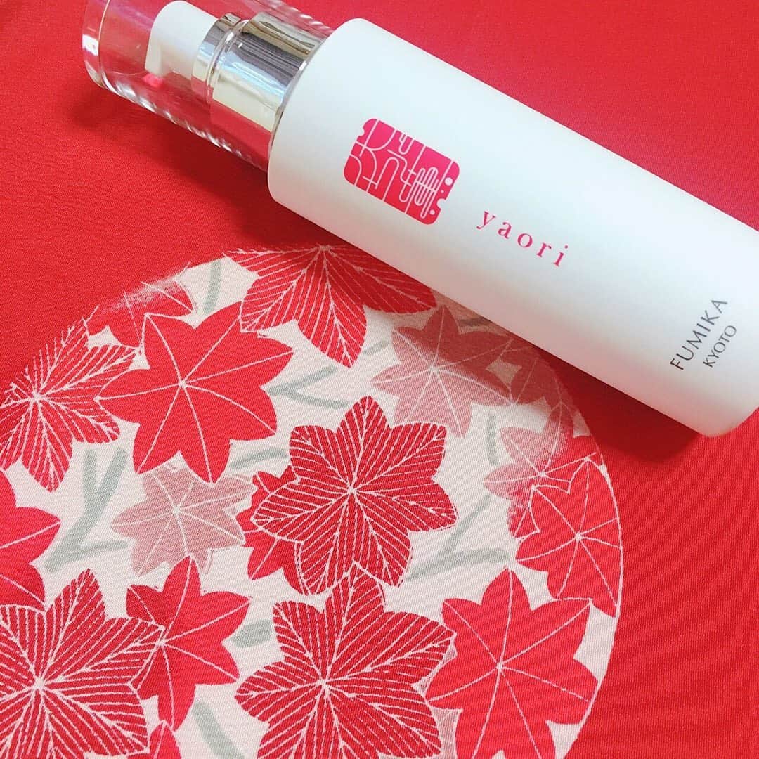 のインスタグラム：「、 、 🌸京から、肌咲く。🌸 FUMIKA30秒スキンケアセミナー 、 #fumika_kyoto40 シミを薄くするお手入れ方法 シミ・そばかすは残念ながら現在のところ簡単に消す方法はありません。 なので、色を薄くしたり、増やさないようにすることを考えましょう😊 、 まず、シミの最大の敵である紫外線☀️に当たる頻度を抑えるために、外出の際は必ずＵＶクリームなどを使用しましょう。 、 また、ホルモンバランスを整えるために、睡眠💤を十分にとったり、バランスの良い食生活を心がけましょう。 特にビタミンＣは、黒メラニンを薄くするのに良いとされているので、ビタミンＣを多く含むオレンジ🍊、キウイ🥝、いちご🍓といったフルーツなどを食べるのもいいと思います。 、 くれぐれも食べすぎ😋はダメですよ。 、 NO.35〜NO.39まではシミについてのお話でした。 、 いかがでしたか😊？ 、 なんか難しいネーミングのシミが多くてかお疲れたと思いますが、懲りずに次回ものぞきにきてくださいね😂！ 、 #fumika_kyoto #スキンケア #美肌ケア #肌ケア #肌荒れ #ナチュラルコスメ #オーガニックコスメ #クレンジング #洗顔 #化粧水 #乳液 #美容液 #敏感肌 #乾燥肌 #美容 #美意識 #化粧 #ビューティー #基礎化粧品 #京野菜 #エステ #京都 #伏見 #日本酒 #kyoto #japanesecosmetics #skincareproduct」