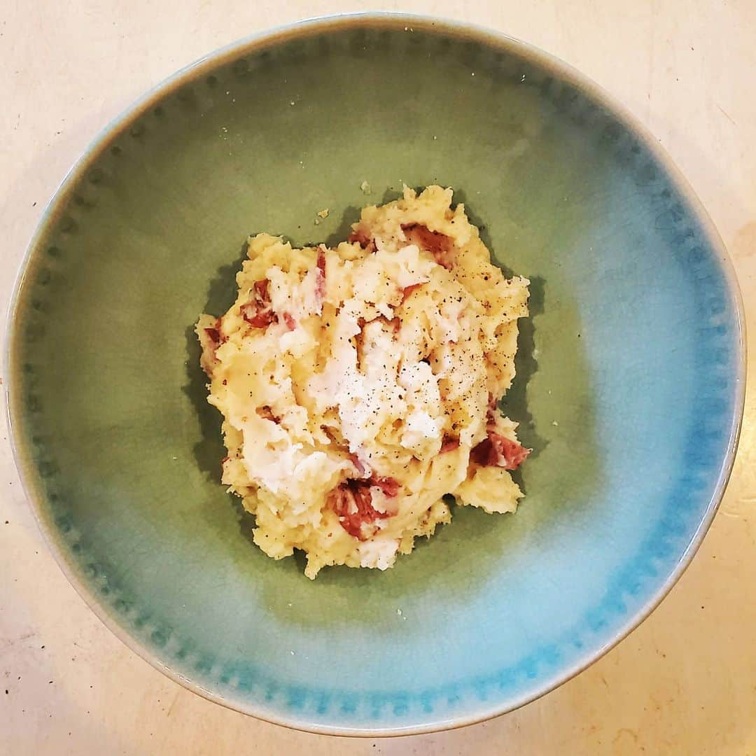 ガソリングラマーさんのインスタグラム写真 - (ガソリングラマーInstagram)「PLANT BASED GARLIC BUTTER MASHED POTATOES #GASOLINEKITCHEN 🥔🧈🧄🌿 @mothersmarkets organic red & yellow potatoes  @miyokoscreamery #GLUTENFREE garlic parm #oatmilkbutter #BUTTER #VEGANBUTTER  @risebrewingco #oatmilk  @mountainroseherbs black pepper kiawe smoked salt seasoning salt  @ediblealchemy.co #mushroomseasoning  #vegan #veganfood #whatveganseat #plantbased #vegetarian #VEGANGOOD #vegansofig #veganfoodie #foodie #plantbased #plantbasedfood #plantbasedfoodie @gasolineglamour #gasolineglamour  @gtfoitsvegan  #gtfoitsvegan @marketbox.sd #marketboxsd #potatoes  #mashedpotatoes  @anthropologie old Havana bowl in mint」12月7日 8時33分 - gasolineglamour