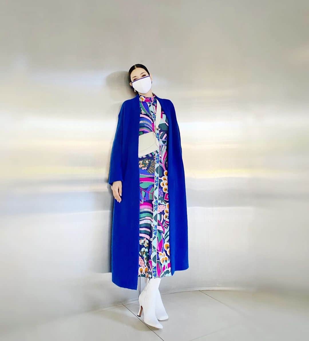 のインスタグラム：「私服は、今年流行のサイケ柄のワンピに、ブルー✖️ホワイト小物でぬけ感を✨  マスクも白にブルーのトリミングの　@nananjapan を合わせて💙  今日は ・11:55〜14:45 フジテレビ 【バイキングMORE】  ・20:00〜21:00 フジテレビ 【スカッとジャパン】  など、他にも諸々出演いたします😍  お時間許す方は是非、ご覧下さいませ❤️  #ワンピ　　@leonardparis  #コート　　@livianacontiofficial  #ピアス　　@carolinaherrera  #ブーツ　　@livianacontiofficial  #マスク　　@nananjapan  #相変わらず三重構造の抗菌抗ウイルス防臭UVカットでアイロン要らずのマスクは息がしやすい😷 #ootd #ahnmika」