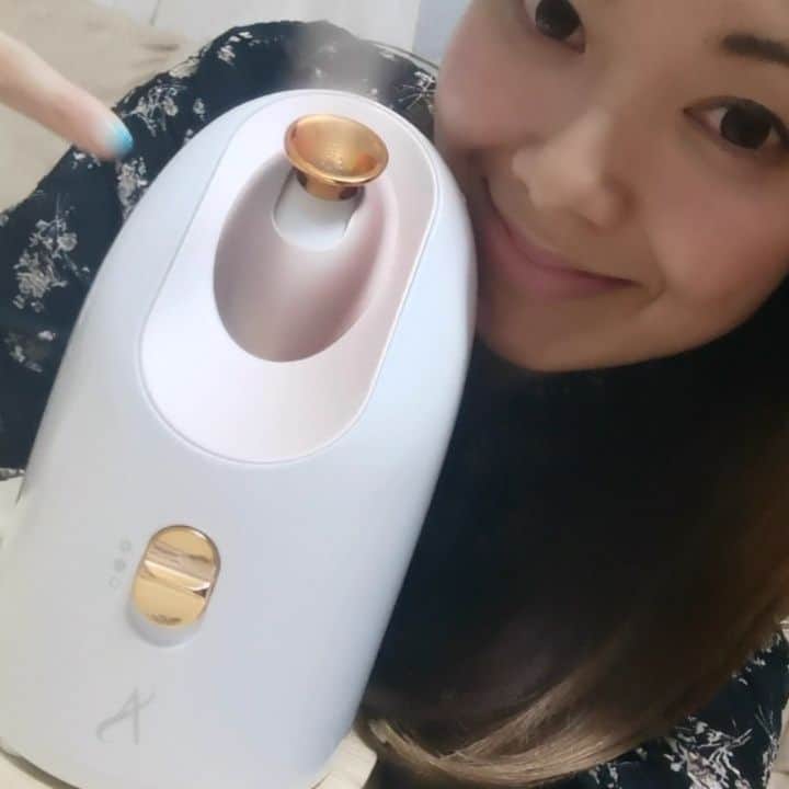 杉山由紀子のインスタグラム：「スチーマー❤❤❤ * みんなgetしたー？？✨ *  この時期本当に寒くなってきたから最近のmust itemです✨✨ * * 温スチーマー&冷スチーマーで毛穴の開きもいいかんじに♫♫♫ * 蒸気の霧具合も細かくて感動✨✨ * スキンケア買ったらまさかのタダでついてきます😮❤❤❤ * * わたしは加湿器代わりにも結構お部屋でつけてるのはナイショね🤫❤笑 * * * #passionist #artistry #スチーマー #ホームエステ #キャンペーン #加湿 #乾燥 #肌ケア #スキンケア #エステ #ながら美容 #おこもり美容」