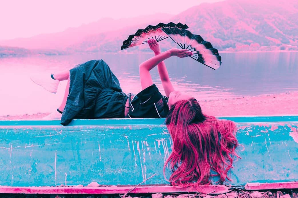 Dance MANAさんのインスタグラム写真 - (Dance MANAInstagram)「おはよう☀今日オフ🤟﻿ 久々に人と遊ぶ＼＼\\٩( 'ω' )و //／／♫w  お昼からワインパーティー🍷🥳今から、ワインに合うおつまみ3-5品ほど作ります👸🏼🐻🍳﻿ ﻿ すべて産地の違う美味しそうなワインを3本Get🤟楽しみ❤️﻿ ﻿ - Photoshoot by @cutie_style_bg ﻿  - Edit a picture by @tsuyoshi__78  ﻿ #pink #boat #船 #color #dancer #choreographer #japanesedancer #photoart #fashion #model #日本舞踊 #fan #black」12月7日 8時36分 - dancer_mana