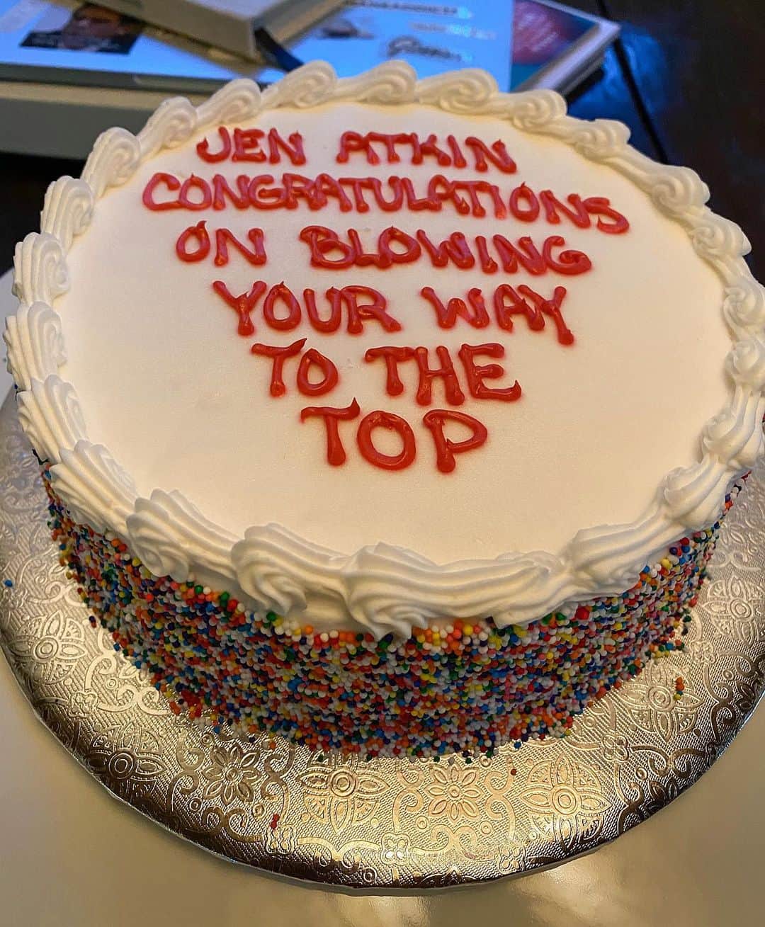JEN ATKINさんのインスタグラム写真 - (JEN ATKINInstagram)「file under: cakes that are an embarrassing phone call request to bakeries 🍰🤔 cc @steph_shep」12月7日 8時37分 - jenatkinhair
