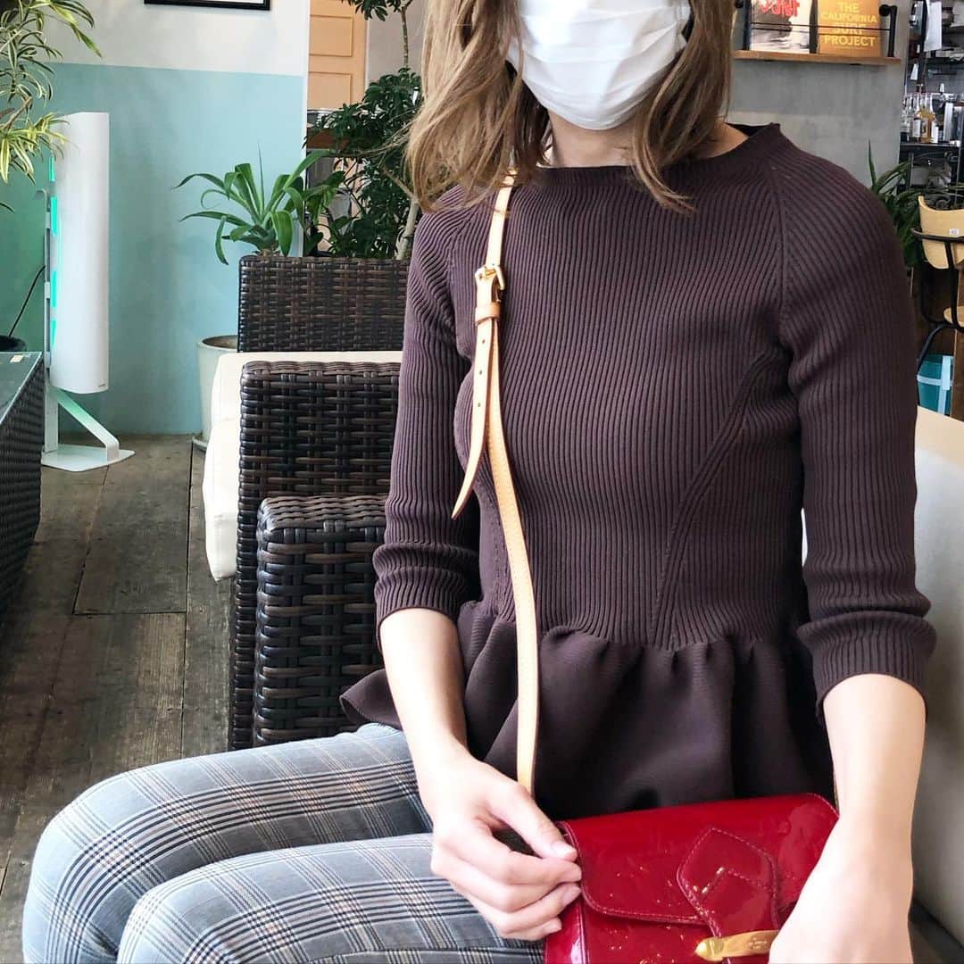 hitomiio93のインスタグラム：「最近食べすぎてお腹すんごい出てる😝 #ブラウン#ニット」