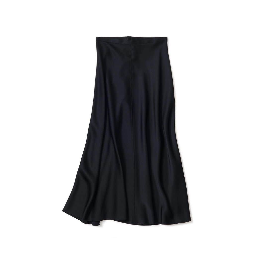 のインスタグラム：「・ New♦️Arrival・ ・ ♦︎ DES PRÉS デ・プレ／バックサテンジョーゼット セミフレアスカート(Black) ・ 光沢感のあるサテン地をバイヤスで仕立てた、しなやかで女性らしさ溢れるセミフレアスカート。 腰回りは適度にフィットし、ヒップ下から裾に向かってひらひらと動きのあるエレガントな一着。 Tシャツやニットなどと幅広いトップスと合わせやすく、季節問わずロングシーズン活躍してれるアイテムです。 ・ #kkcloset #kkshop #菊池京子 #kyokokikuch #coordinate #code #ootd #outfit #kotd #カジュアル #follow #style #fashion #ファッション #秋冬 #happy #feminine #elegance #black #skirt #ドレスアップ」
