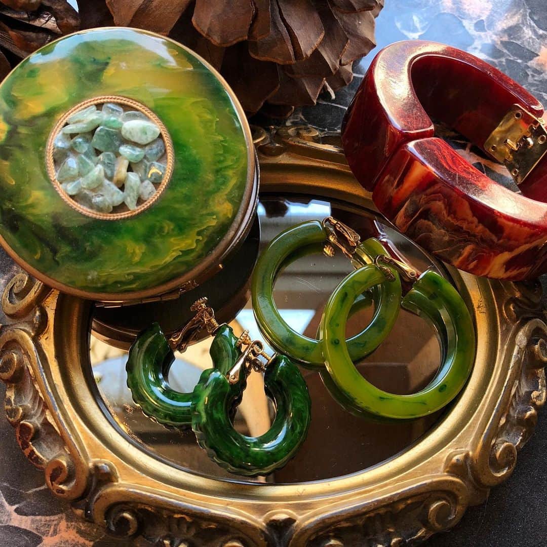 NUTTY Vintage&Collectibleのインスタグラム：「🇺🇸🇺🇸🇺🇸  🗽SPECIAL NEW ARRIVAL🗽  ☑︎vtg bakelite earrings&bangle  ベークライトをお探しの皆様！お待たせいたしました＊ 大好評のフープシルエットイヤリングと ぎゅっと厚みのあるバングルを入荷いたしました＊  ベークライト特有の独特なお色は 秋冬のお洋服にも良く似合います。  年末年始は新着アイテムを続々と入荷いたします どうぞお楽しみに…＊  💌DMよりお問い合わせ/通販承っております💌  ------------------------------------ 🛍NUTTY通販について🛍 ------------------------------------- ＜ONLINE STORE＞ VINTAGE▶︎http://nutty.theshop.jp/ USED SELECT▶︎https://nuttyselect.official.ec/ （プロフィールページURLよりjump🕊） ㅤㅤㅤㅤㅤㅤㅤㅤㅤㅤㅤㅤㅤ ＜VIDEO CHAT SHOPPING＞ テレビ電話をお繋ぎして、リアルタイムでご案内いたします。詳細は過去の投稿をご覧ください。」