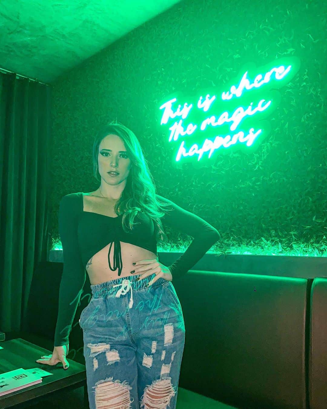 ナターリア・ガウジオのインスタグラム：「Só por que eu ameeeei esse lugar, essa vibe e essas fotos... Girls night out!! 😍✨👯‍♀️🍹🙏🏻🔝💚 #hiddenspeakeasy #inlove #girlsnightout #havingfun #happiness #neon #lights #amazing」