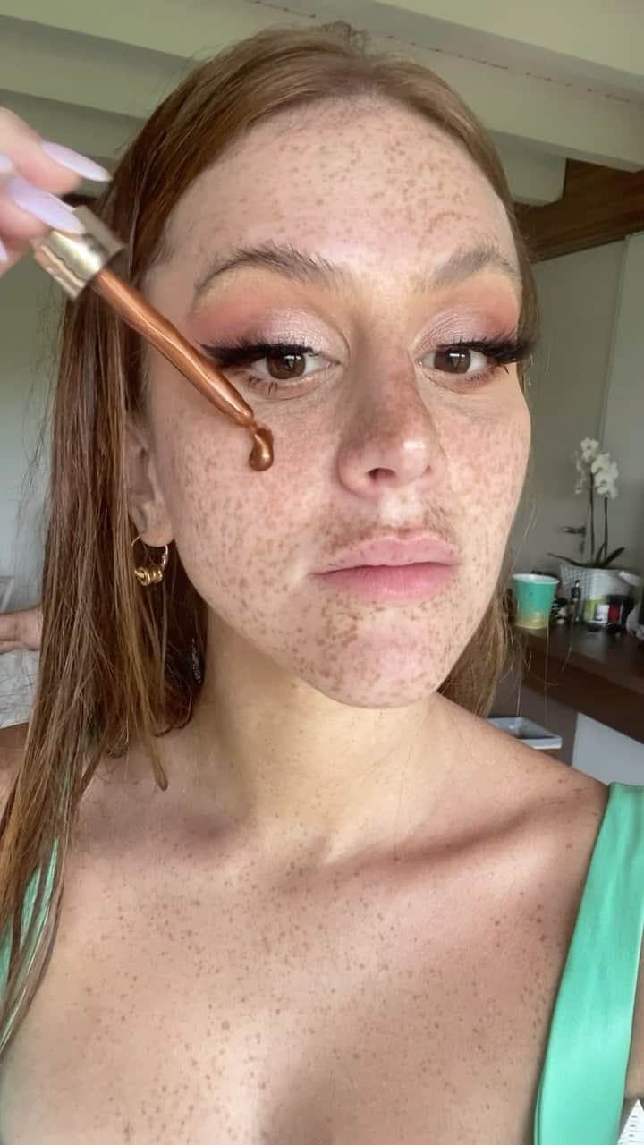 マリ・マリアのインスタグラム：「Make de hoje 😻💚 Base velvet skin cor nude  Crystal tears @marimariamakeup  Capri Delineador thin 🤎  Sobrancelha pastinha @marimariamakeup  Batom joy coleção de natal @marimariamakeup」