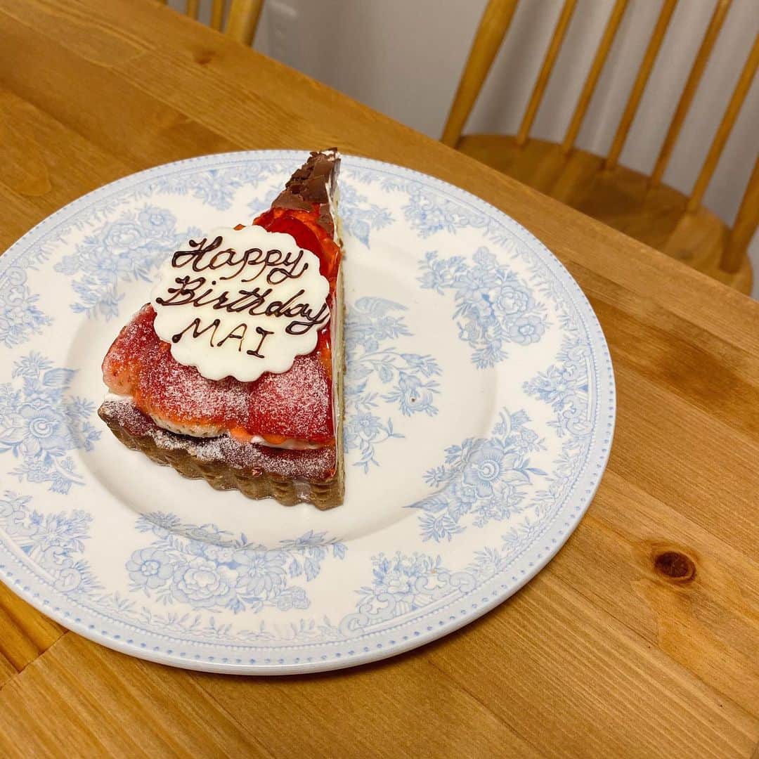のインスタグラム：「.  娘ちゃんが寝たあと 小声のバースデーソングで お祝いしてくれた💕 ケーキ一緒に食べれる日が また楽しみ🎂  2020. 12.05」