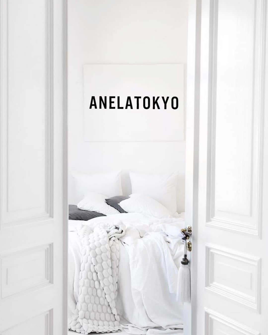 ANELA TOKYOさんのインスタグラム写真 - (ANELA TOKYOInstagram)「𝗠𝗼𝗻𝗱𝘆 𝗠𝗼𝗼𝗱.  本日12:00〜新作入荷✨ お問い合わせ頂いてる あの"ロングボアチェスターコート"が発売🐻  #new #newarrivals #monday #mondymood #ANELATOKYO」12月7日 9時06分 - anelatokyo