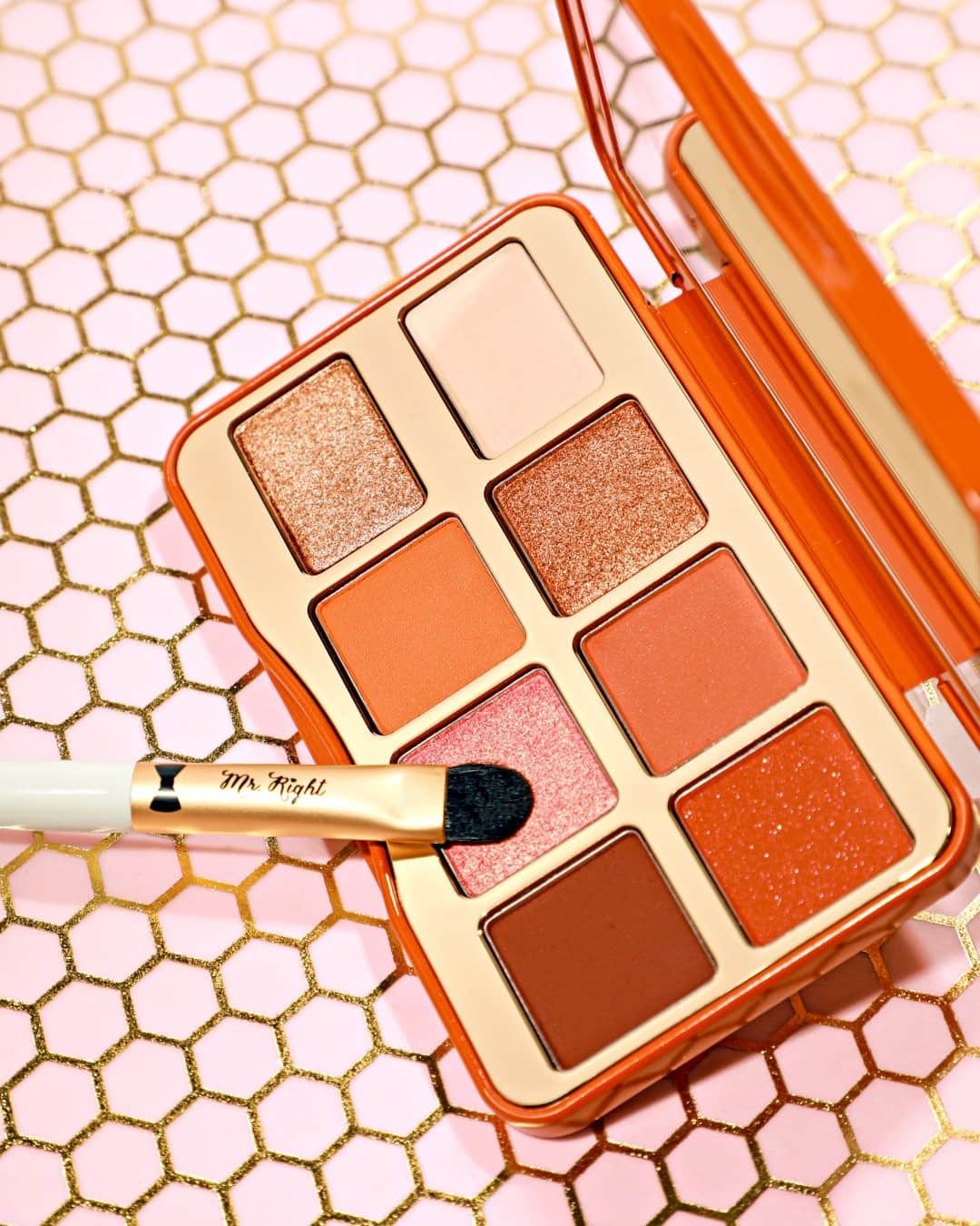 Too Facedのインスタグラム：「Indulge in a guilt-free sweet treat with this richly-seductive, salted caramel-scented palette. 😉🍭 Which looks have you been creating with our Salted Caramel Eye Shadow Palette?! #toofaced」