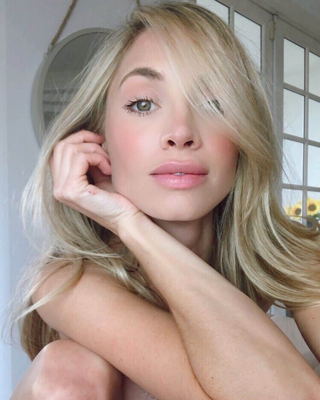 ブルック・バトラーのインスタグラム：「New blonde from @colorbycanale 💜 He’s been doing my hair for 12 years! And for the last year I’ve solely been using his shampoo, conditioner, and sun kissed gold signature gloss right before filming to make my color pop! (Or when ur in quarantine and can’t get to the salon)! My hair is super important to me for work and I’m so lucky I found Michael years ago.   PS he’s known for creating Jennifer Anniston’s hair 🥰」