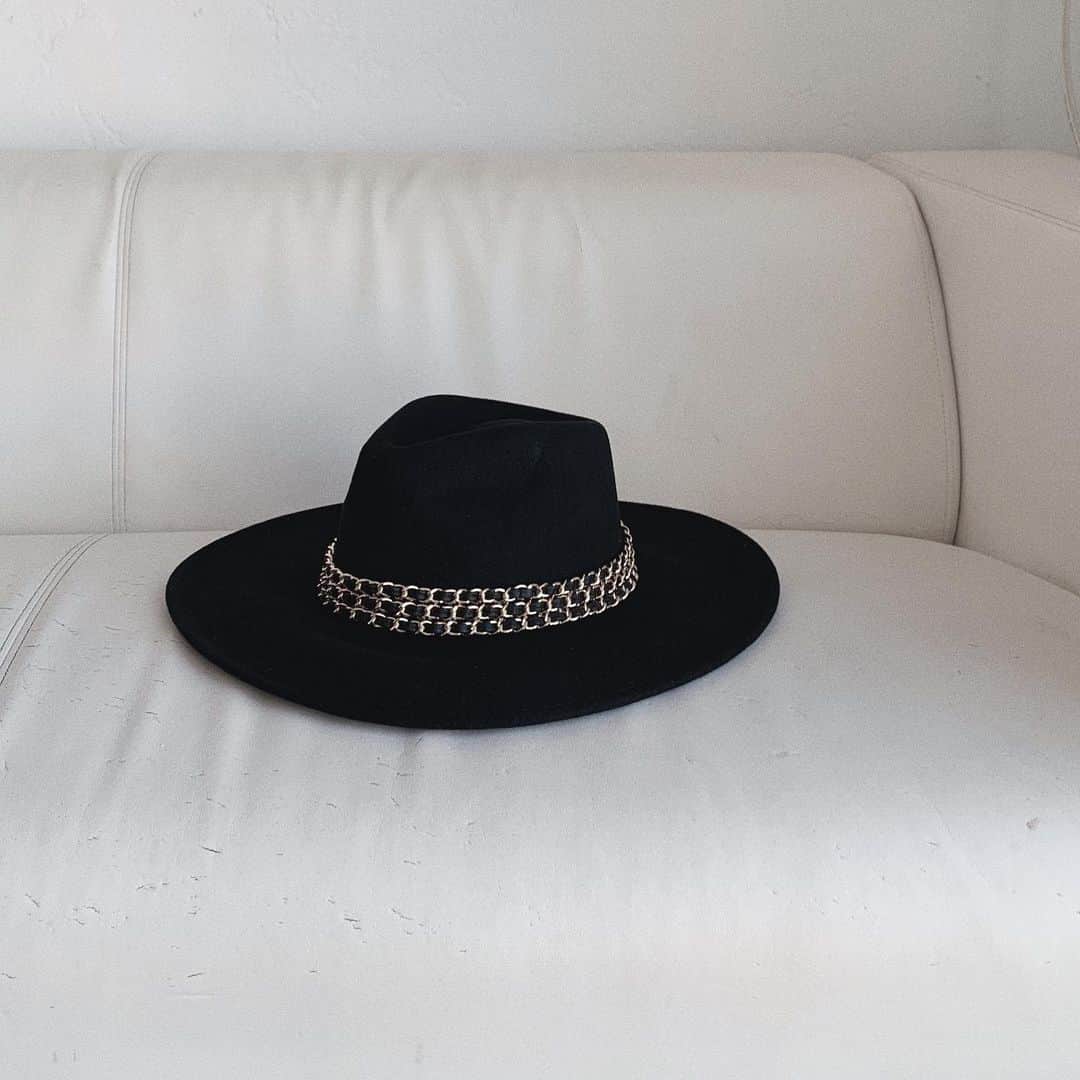 のインスタグラム：「Adding the #GISSEL mini hat to our  collection of things we must have💕」