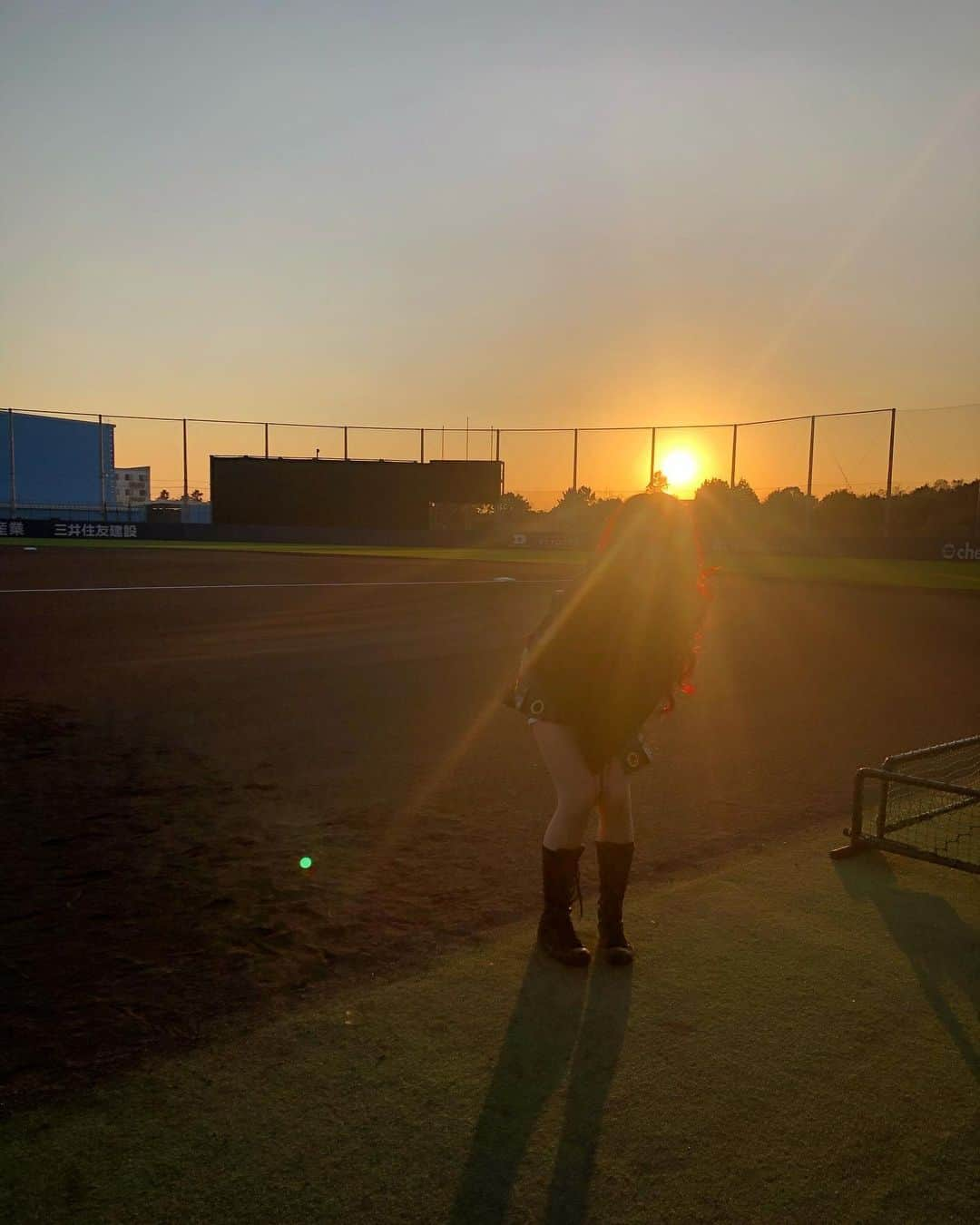 YUKINAのインスタグラム：「🍓🌆🍓🌆🍓﻿ ﻿ ﻿ 『なにしてるとこでしょう？！笑』﻿ ﻿ ﻿ おはす👻🌞﻿ 今日も安定に朝から寒い((o(> <)o))﻿ ﻿ もう完全に冬ですね⛄️❄️﻿ ﻿ 暖かい飲み物やスープが身体にしみる☺️♨️﻿ ﻿ ﻿ 今日から,また新しい１週間の始まり📕💫﻿ ﻿ 今週もスマイル全開パワー全開🦄で﻿ 頑張っていきましょーーーうヽ|´　`*ξ|ﾉ💕﻿ ﻿ ふぁいちー💪🏻🍓﻿ ﻿ ﻿ ーーーーーーーーーーーーーーーーーー﻿ 正解は...﻿ ﻿ 2019年メンバーが横で﻿ みんなでジャンプ写真を撮ってるので﻿ ﻿ "映ってしまわないようによけてるところ"﻿ ﻿ 激写されてました🤣INAてんに🍤👍🏻﻿ なんか夕日が絶妙な感じになってますね。笑﻿ ﻿ 光合成🌱って感じ✨﻿ ーーーーーーーーーーーーーーーーーー﻿ ﻿ ﻿ ﻿ ﻿ ﻿ ﻿ ﻿ ﻿ #オリックス #Bs2020 #BsGirls #プロ野球﻿ #baseball #ORIX #buffaloes #野球女子﻿ #公式 #official #followme #オリ姫﻿ #342 #YUKINA #yukina_342 #camera﻿ #巻き髪 #巻き髪ロング #ロングヘア #赤髪﻿ #派手髪 #ブリーチ髪 #カラーバター﻿ #夕日と私 #光合成 #Bsファンフェスタ﻿ #ふとした瞬間 #激写 #팔로우환영 #팔로미」