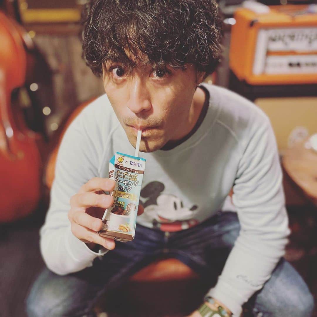 ISEKIのインスタグラム：「おはよ〜✨😊  昨日はシライシさんスタジオにて 打ち合わせ🎙 本日はまた別の撮影があるので 頑張ってきまーす✨  みんなも行ってらっしゃい👋✨  @marusan_tcafe  #休憩 #マルサンアーモンドミルク#アーモンドミルク#豆乳#タニタカフェ監修#オーガニック#チキュウヨロコブ#タニタカフェ#マルサンアイ」