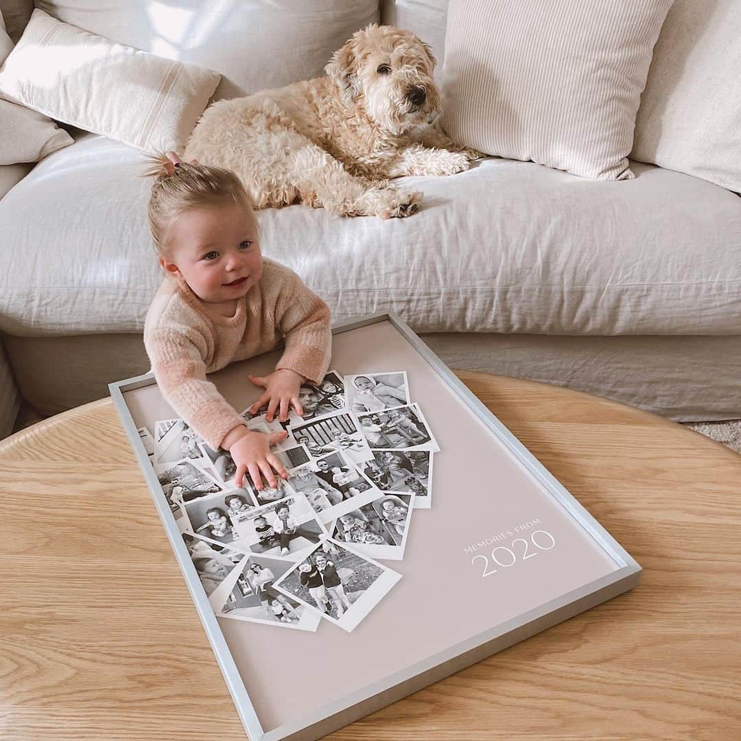 Helena Glazer Hodneのインスタグラム：「Memories from 2020 is what the bottom of this print says. To be honest, I wasn't entirely sure that was the title that I wanted (@minted lets you personalize whatever you'd like) 💗. I mean, if anything, 2020 is a year that we all talked about forgetting. It was undeniably one of the most difficult years of our lives - a year we could never (ever) forget. BUT, it was also a year of  some major growth. It was the year that we spent more time as a family, than ever before. Probably the most we'll ever get to spend with the kids being so little. It was also the year of our Sasha, who was born a few months before the pandemic and became the other light in our lives. This Modern Heart Snapshot is one of the gifts we're planning to give our parents. A snapshot of some of our most special memories, because there really were so many. Figuring out what to give them is always impossibly hard, but anything incorporating memories of the kids, always ends up being such a special gift. Ad #MintedHoliday」