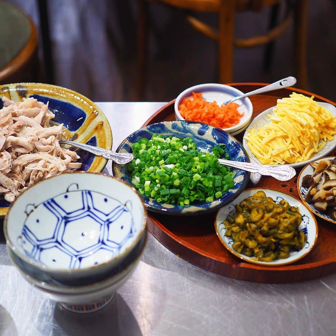 シンプルご飯が好き。さんのインスタグラム写真 - (シンプルご飯が好き。Instagram)「朝ごはん。 前夜の鶏飯から朝の残りの鶏飯。 バイキングみたいでテンション上々の夕飯から 二日酔いの私には五臓六腑に染み渡ります。 鶏飯て、ほんとうに美味しい。  具材には 鶏モモ肉 椎茸甘煮←希釈麺つゆに＋みりんでレンチン お茶漬けポリポリ 紅生姜 錦糸卵←少し甘めが◎ 薬味ネギ  お鍋にたっぷりのお水に青ネギ、塩少し、お酒に生姜を加えて沸騰したらモモ肉2枚どぽんと。 再沸騰したら弱火で10分 火を消してそのまま15分放置。 鶏肉を取り出したら昆布茶と ほんのすこーしのお醤油、塩で味を整える。 カツオ出汁を合わせても◎  わさびも合う！」12月7日 9時10分 - heavydrinker