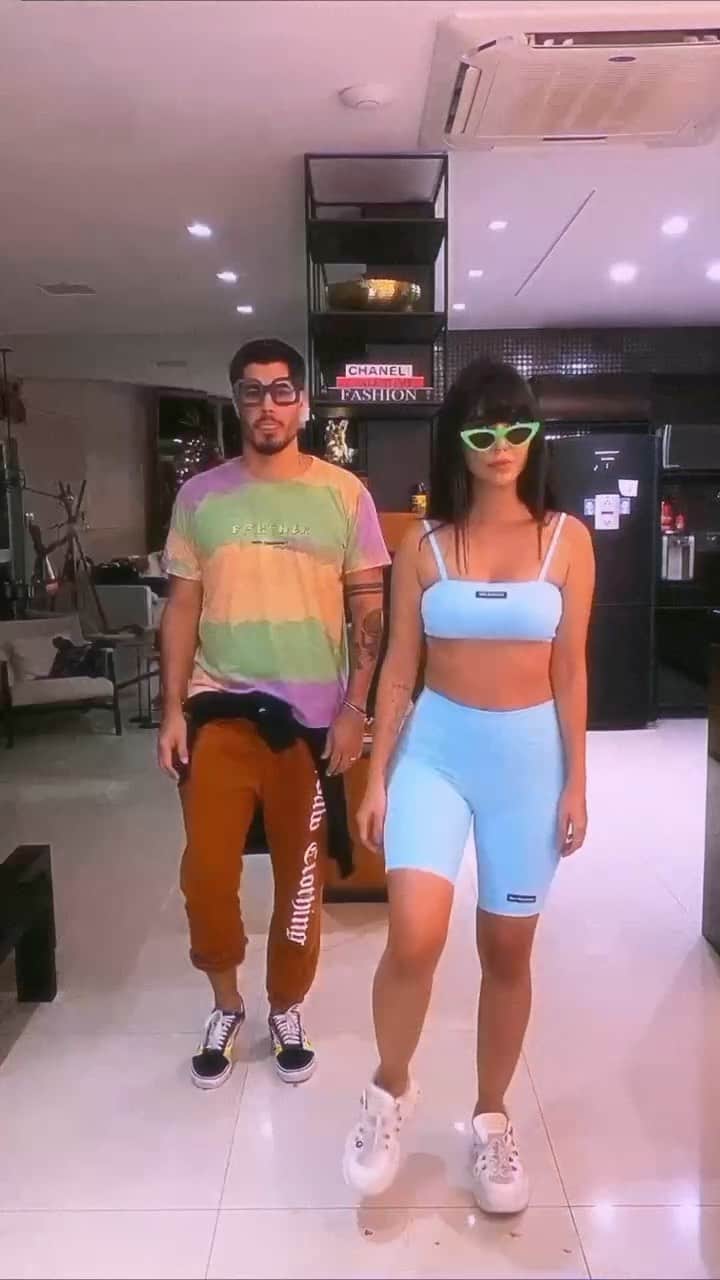 Gabriela Salesのインスタグラム：「Ela faz a dancinha delah kkkk. Quem vê nem imagina que foi umas 300 vezes até acertar 😂😂😂. Looks estilososss da @baw_official que vocês sabem que eh amo/sou/existo!!! Corre pra aproveitar porque já estão acabando as peças na CYBER WEEK da BAW! Descontos de até 80% e ainda tem meu cupom (RICABAW). E tem também FRETE GRÁTIS! Camisas a partir de 29,90 😱😱😱😱💜💜💜 %%% RICABAW *publi」