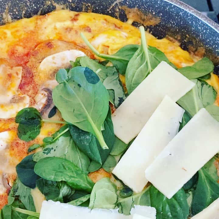ケリスのインスタグラム：「Purple grits and bounty farms omelette , this is what sundays are made of . @bountyandfull it's a lifestyle」