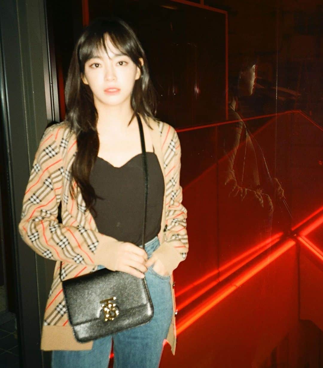 キム・セジョン（Gugudan SeMiNa）さんのインスタグラム写真 - (キム・セジョン（Gugudan SeMiNa）Instagram)「#광고 #burberry #thetbbag  @burberry」12月7日 9時24分 - clean_0828