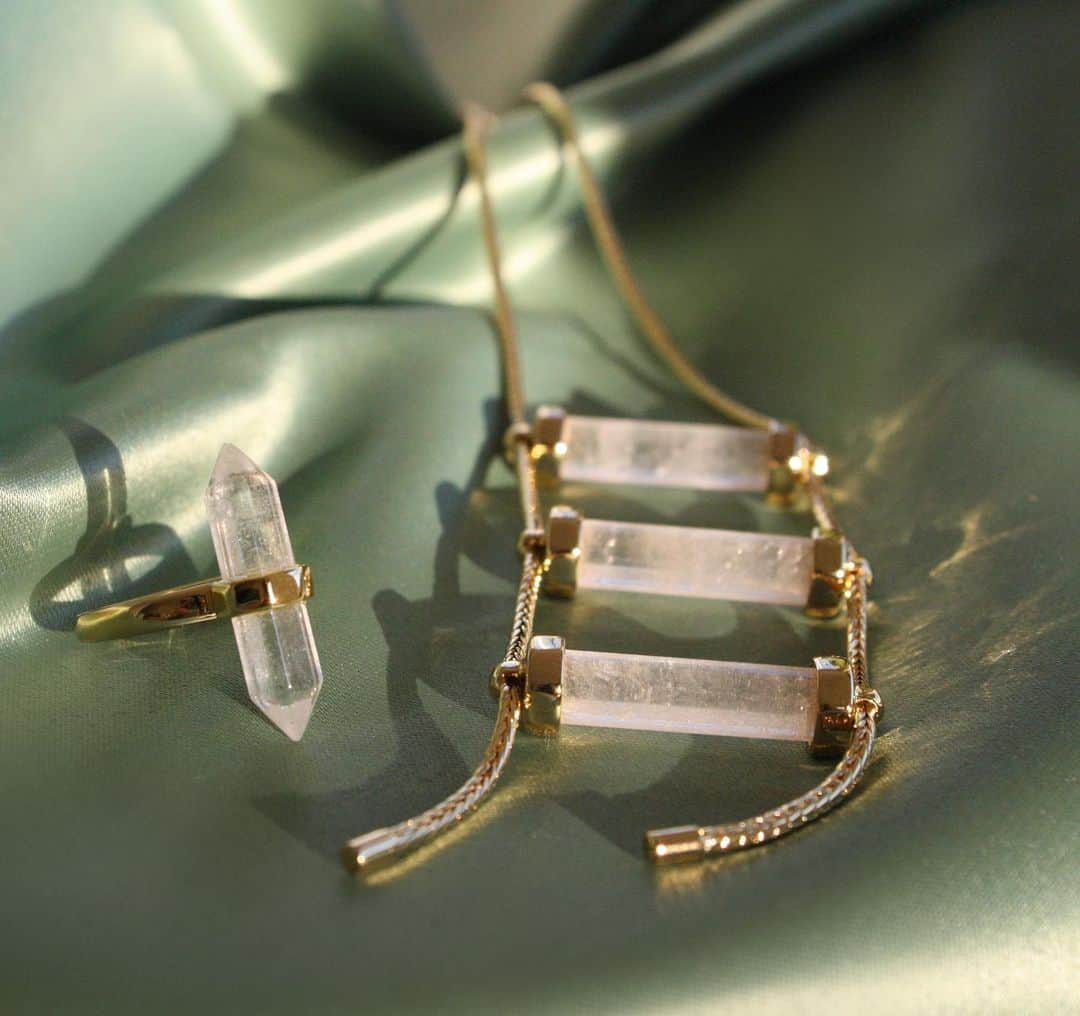 ウィンターケイトのインスタグラム：「The master healer ✨ Shop our Clear Quartz styles」