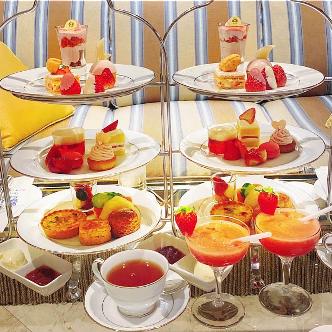 のインスタグラム：「#christmas #afternoontea  ホテルニューグランドさんの いちごアフタヌーンティーでございます〜🍓 @hotelnewgrand   1階「ラ・テラス」のクラシックな雰囲気で頂く3段ティースタンドは、まさにいちごづくし❤️🍓  王道のいちごショートやミルフィーユ、ムース、カフェで頂けるパフェのミニチュアもついてます♡  「ラ・テラス 」の窓側お席は 庭園が眺められ 、今なら 夕暮れから始まるクリスマスイルミネーションがとても美しいです。 手前のお席からは、ロビーのクリスマスツリーからすぐで、、  🎄✨🎄本物のモミの木なんです‼️ だから 香りも良いの クラシックな雰囲気にピッタリなツリー  たくさんお写真撮りたくなりますよ〜 おいしい お食事、アフタヌーンティーでクリスマスモードを満喫されて下さいね🎄✨🎄🎄🎄🎄✨✨  2020年クリスマスはもうすぐ♡  今週も張り切って参りましょう〜💪❤️  #strawberry #tea #christmastree  #横浜#ニューグランド#ホテルニューグランド#ホテルアフタヌーンティー #アフタヌーンティー#里井真由美#里井ワグリーナ真由美 #ありが糖運動#sweets   #モンブランの世界#栗#和栗#栗スイーツ#モンブラン#里井真由美#里井ワグリーナ真由美#ワグリーナ#ワグリーナ真由美#japan#さといいね#스위트#ありが糖運動#まゆログ#フードジャーナリスト里井真由美#kimono#kimonostyle」