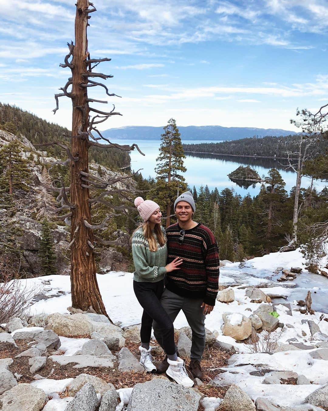 ポリーナ・エドモンズさんのインスタグラム写真 - (ポリーナ・エドモンズInstagram)「2nd pic is how I feel going on hiking date’s! 😊 Short & sweet Tahoe trip gone well🌲  ___ #LakeTahoe #hiking #nature #weekendtrip」12月7日 9時37分 - polinaedmunds