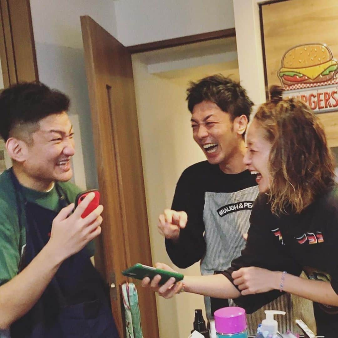 西山茉希さんのインスタグラム写真 - (西山茉希Instagram)「#楽食笑酒 #西山3兄弟食堂  #youtube #俺流チャンネル #西山食堂  2個上のお兄。 3個下の弟。 間に挟まれ我誕生。  西山三兄弟🍡  #ゲラーズ #とにかく笑えれば #最後じゃなくても笑えれば  今の我々、記憶と記録。 メグとチビーズと共に。  #またねの代わりに #ちゃおde完 #🤗🤗🤗🤗🤗🤗  ぐんもです。」12月7日 9時37分 - maki.nshiyama50