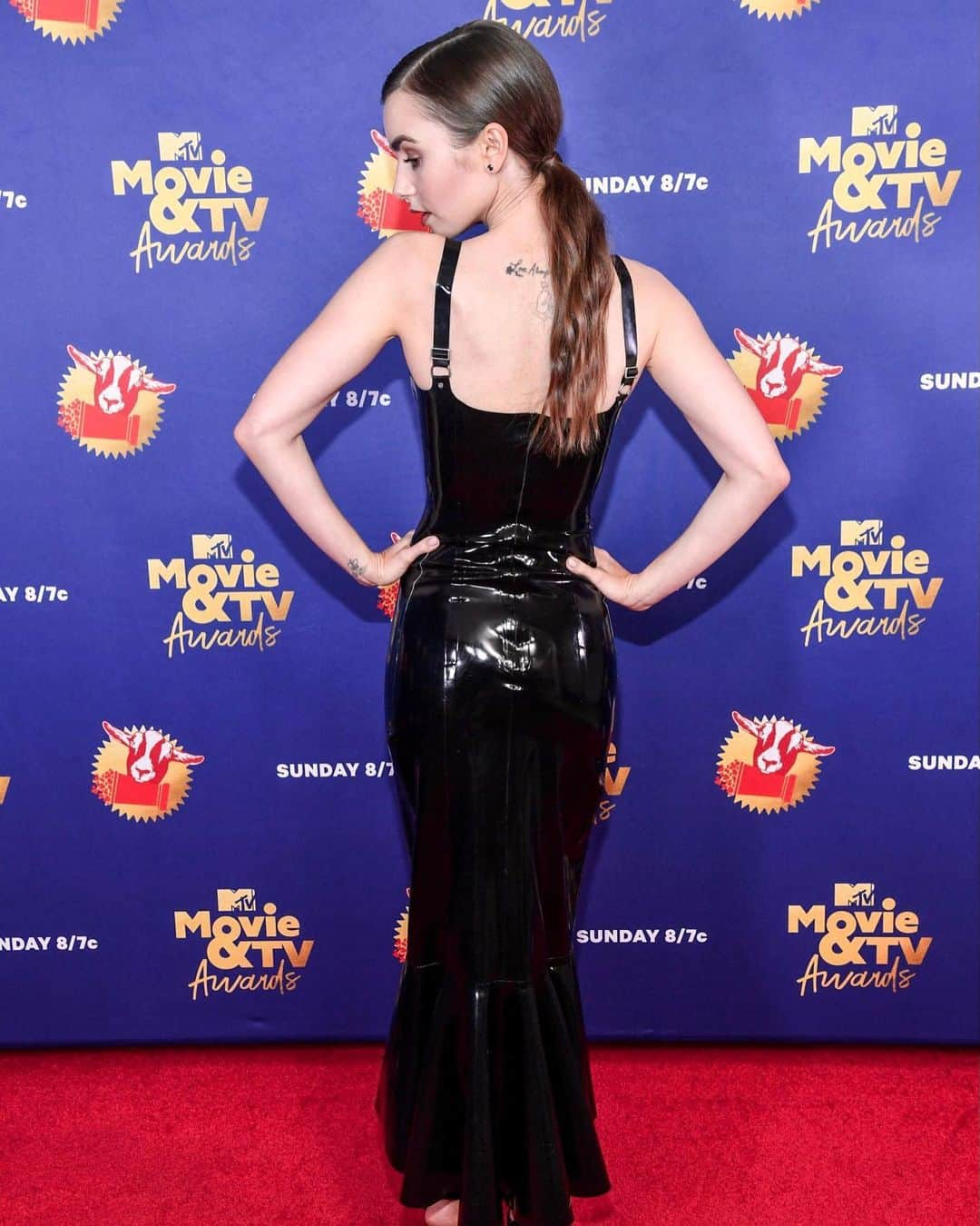 リリー・コリンズさんのインスタグラム写真 - (リリー・コリンズInstagram)「It’s been a while since I’ve stepped on a red carpet. Thanks @mtv for making this night safe and fun — and congrats to all of the #MTVMovieAwards nominees tonight!...」12月7日 9時50分 - lilyjcollins