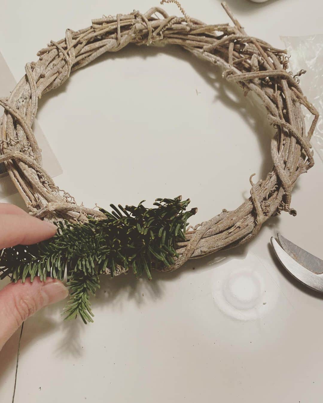 海保知里さんのインスタグラム写真 - (海保知里Instagram)「生まれて初めてリースをもみの木の枝で作りました✨子ども達が手伝ってくれました💕 ... お花屋さんで衝動的にもみの木の枝を買い、ネットで生花用の糸と土台のリースを揃えました。 ... デザインセンスゼロなので飾り付けどうしようかな💦個人的にユーカリを入れたいな。誰かアドバイスをお願いします❤️ #海保知里 #人生初めての #生クリスマスリース #もみの木の香り最高」12月7日 9時43分 - chisato_kaiho