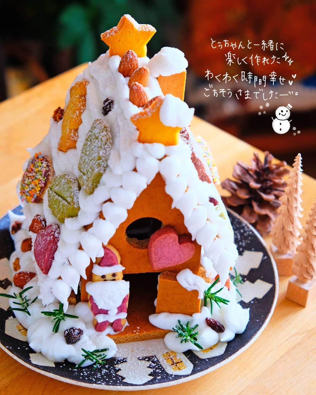 なっつ。さんのインスタグラム写真 - (なっつ。Instagram)「2020.12.7.Monday お試しさせて頂いた @andersennet さんの ヘクセンハウスキット♬  1度お菓子の家って 作ってみたかった❗️と とぅちゃんも言ってたので 休日の日に一緒に作りました♡  手前の垂れた雪の感じは とぅちゃんの力作💪✨ 俺上手―――って言いながら 楽しそうに作ってました(笑) 材料が全部入っているので 簡単に作れます♪  わたしは家にある ローズマリーと パウダーシュガー、 グラノーラを トッピングに足して作った♡ なかなかの力作じゃない❓と 夫婦で自画自賛♡ 大人になっても お菓子の家ってわくわくする♡ 楽しい休日になりました♪😊 ・ ・ ・ #アンデルセンネット#アンデルセンヘクセンハウス#モニタープレゼント#クリスマス#christmas#Hexenhaus#ヘクセンハウス」12月7日 9時47分 - punipopo