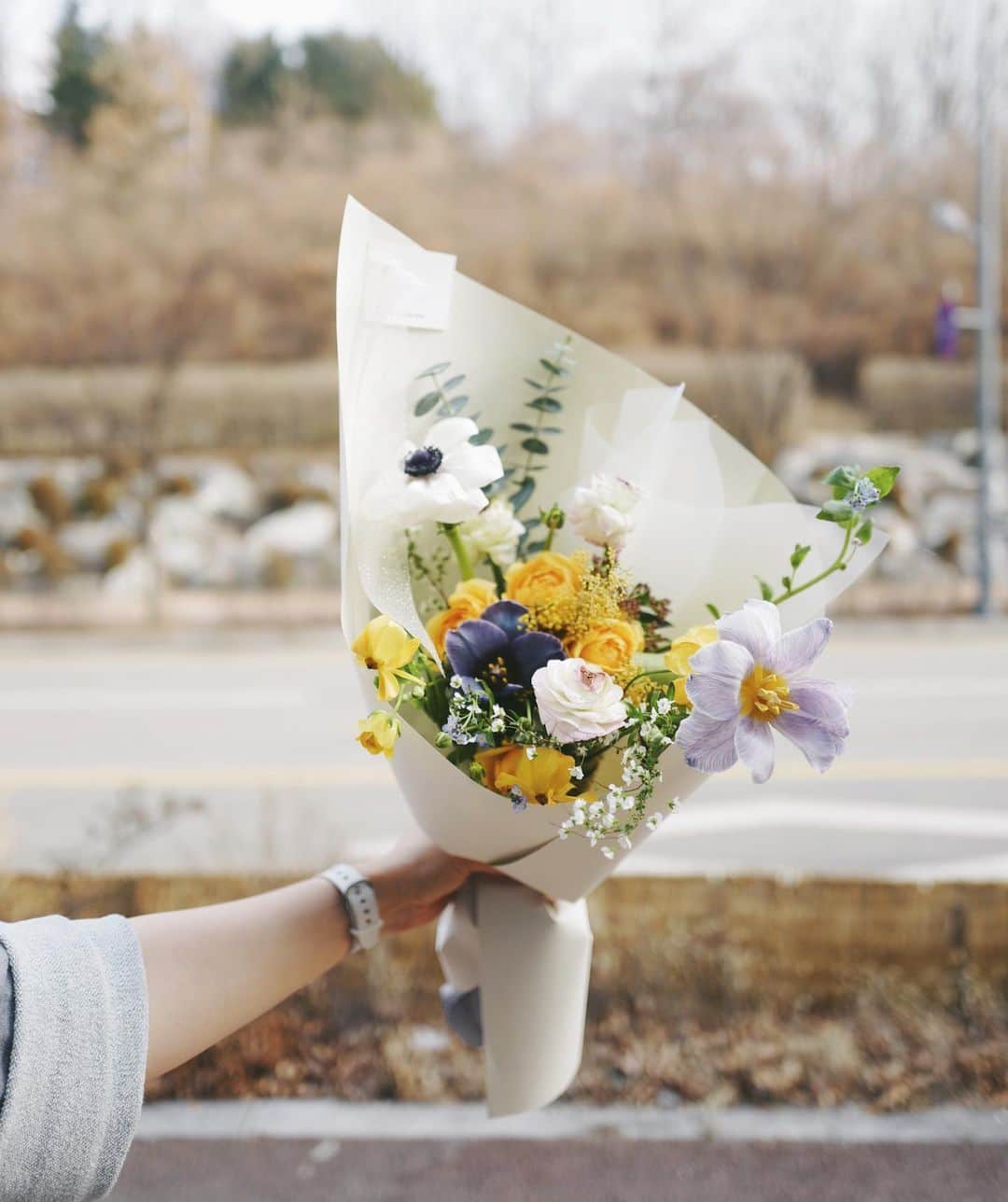 JF flower Shopさんのインスタグラム写真 - (JF flower ShopInstagram)「🐥  Jf flower shop  . . . .#2020jfflowershop #jfflowershop #flower #florist #floral #flowerlesson #koreanflorist #flowerstagram  #koreanflower  #웨딩부케 #플로리스트 #플로리스트수업 #플라워레슨#핸드타이드  #범계플라워레슨 #안양웨딩 #플라워레슨 #꽃꽂이수업 #안양꽃집 #범계꽃집 #평촌꽃집 #과천꽃집 #인덕원꽃집 #동편마을꽃집 #포일동꽃집 #내손동꽃집  #의왕꽃집 #花#花艺设计」12月7日 9時48分 - jfflowershop