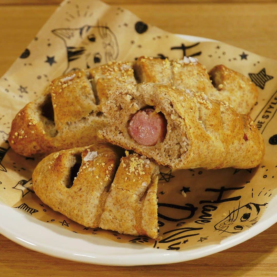 のインスタグラム：「. 発酵がいらない「ソーセージロール」🥖 スコーン生地のサクサク食感が美味しくて、つい食べすぎちゃうおかずパン☺️👏 朝食、スープを添えて軽いランチにもいいですね🌟 トッピングには大粒の塩「フルールドセル」をパラパラ！ 見た目と味に欠かせないPOINTです💁‍♀️📣 「ソーセージロール」のレシピはプロフィール欄URLの「伯方の塩おすすめレシピ」をチェック☺️ . #おうちご飯#おうちごはん#手づくりおやつ#おかし作り#手づくりパン#おうちおやつ#パンづくり#手作りパン#パン好きと繋がりたい#パン好きな人と繋がりたい#パン活#おうちパン#スコーン#ソーセージロール#全粒粉パン#全粒粉#伯方の塩#塩#おうちカフェ#おうち時間」
