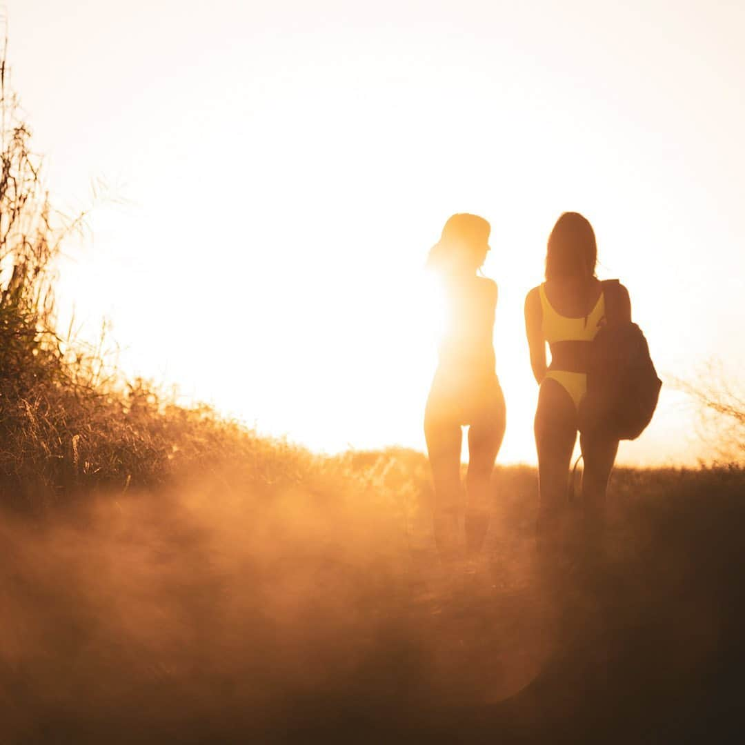 ボディーグローブさんのインスタグラム写真 - (ボディーグローブInstagram)「We are all about the golden hour! Chasing fun with friends until the sun goes down 🔥💯 #sundayfunday  ~~ Get your adventure gifts at bodyglove.com #allthingswater #bodyglove #goldenlight #staygolden #gold #staygolden #sunset #sunsetlight #goldensunset #surfing #mexico #surftrip #surfergirls #perfection #sunsets #followthesun #everylastminute #dawntildusk」12月7日 9時58分 - bodyglove