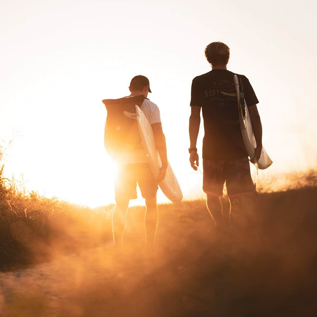 ボディーグローブさんのインスタグラム写真 - (ボディーグローブInstagram)「We are all about the golden hour! Chasing fun with friends until the sun goes down 🔥💯 #sundayfunday  ~~ Get your adventure gifts at bodyglove.com #allthingswater #bodyglove #goldenlight #staygolden #gold #staygolden #sunset #sunsetlight #goldensunset #surfing #mexico #surftrip #surfergirls #perfection #sunsets #followthesun #everylastminute #dawntildusk」12月7日 9時58分 - bodyglove